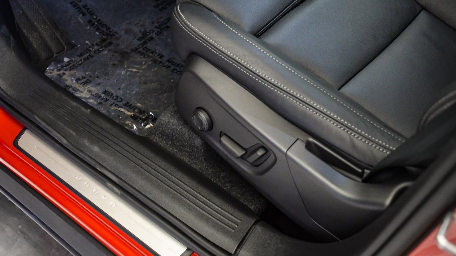 Certified 2025 Volvo XC40 B5 Ultra w/ Climate Package image 23