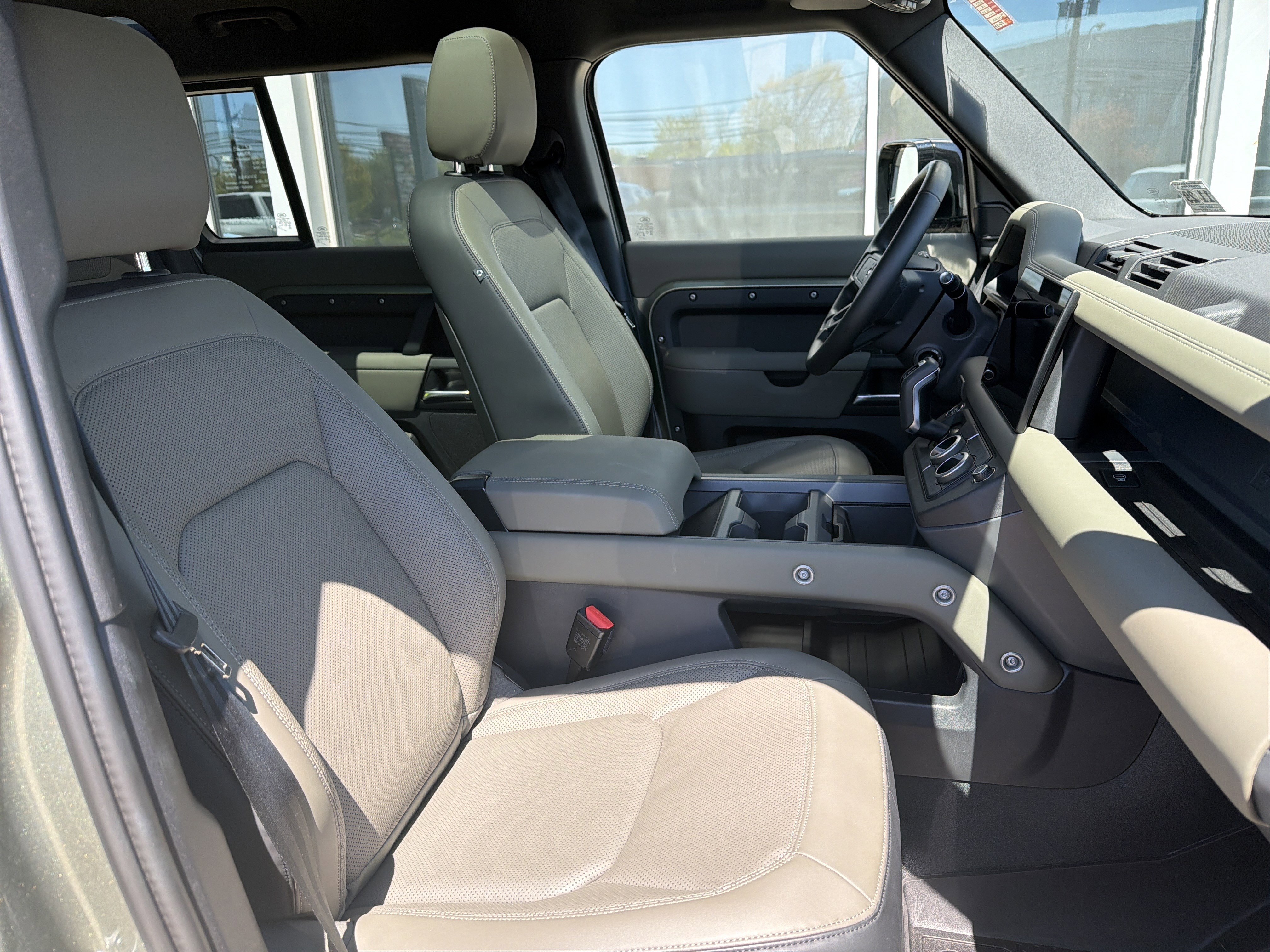 Used 2025 Land Rover Defender 110 X-Dynamic SE image 2