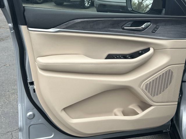 Used 2024 Jeep Grand Cherokee L Limited w/ Luxury Tech Group II image 11