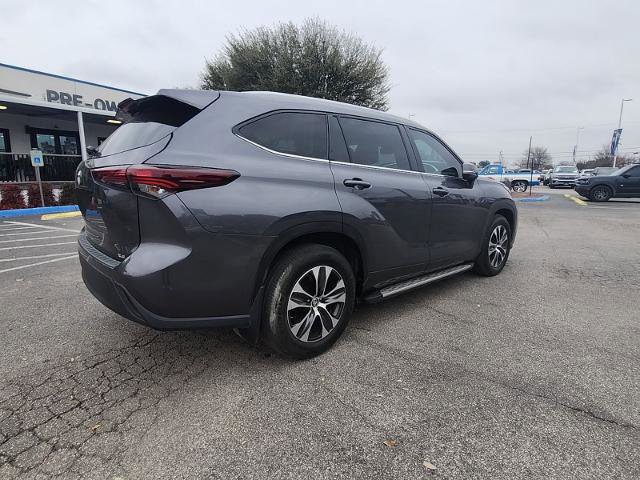 Used 2024 Toyota Highlander XLE image 3