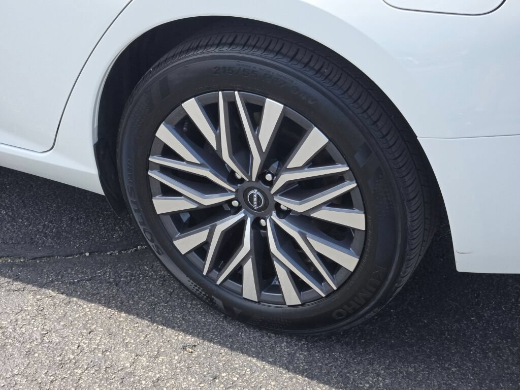 Used 2025 Nissan Altima 2.5 SV FWD image 19