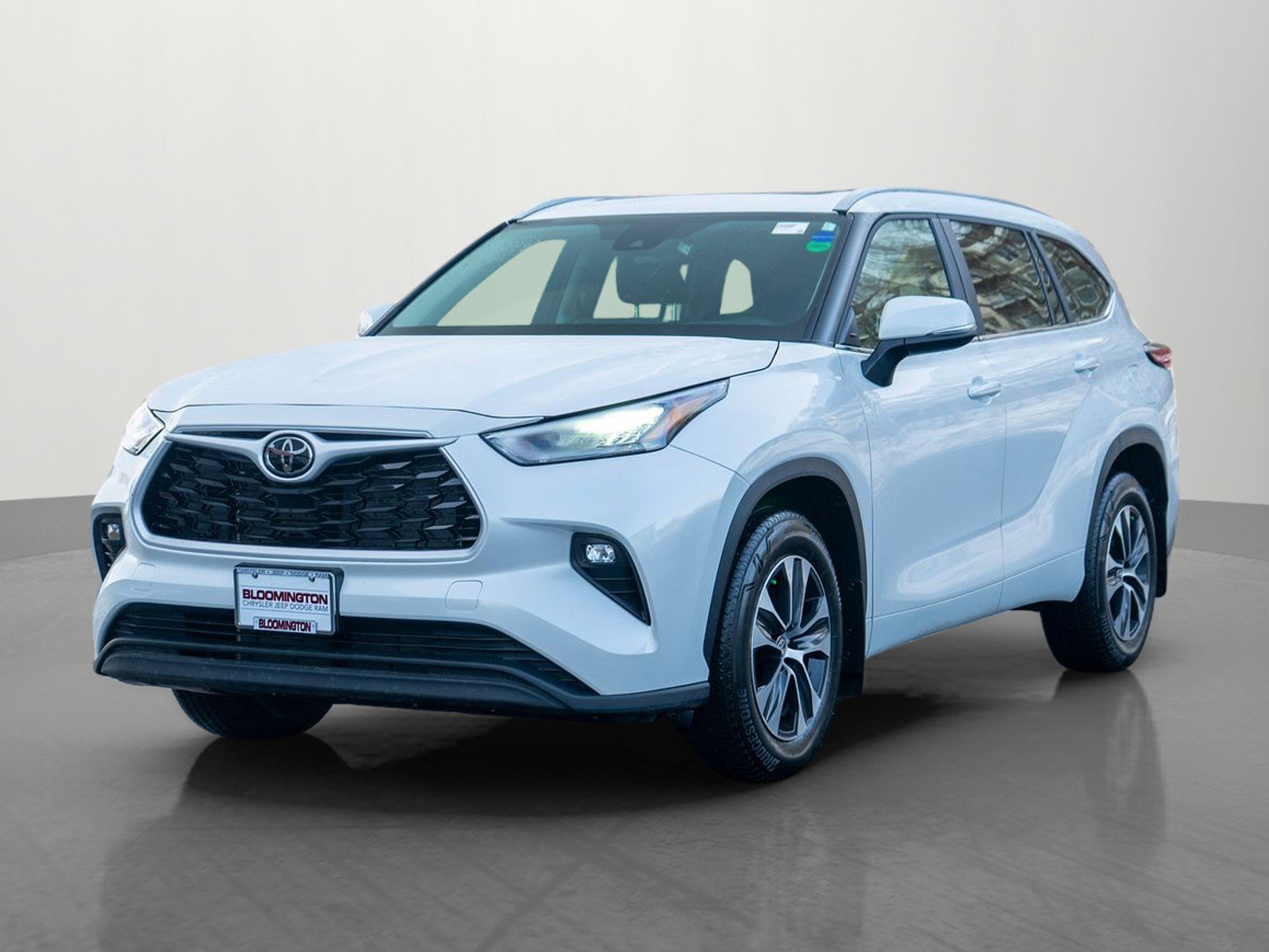 Used 2025 Toyota Highlander XLE image 3