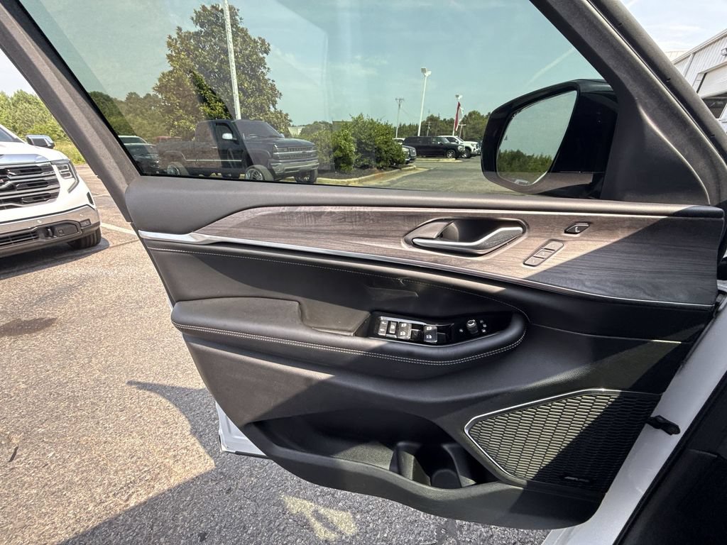 Used 2023 Jeep Grand Cherokee Overland w/ Luxury Tech Group IV RWD image 29