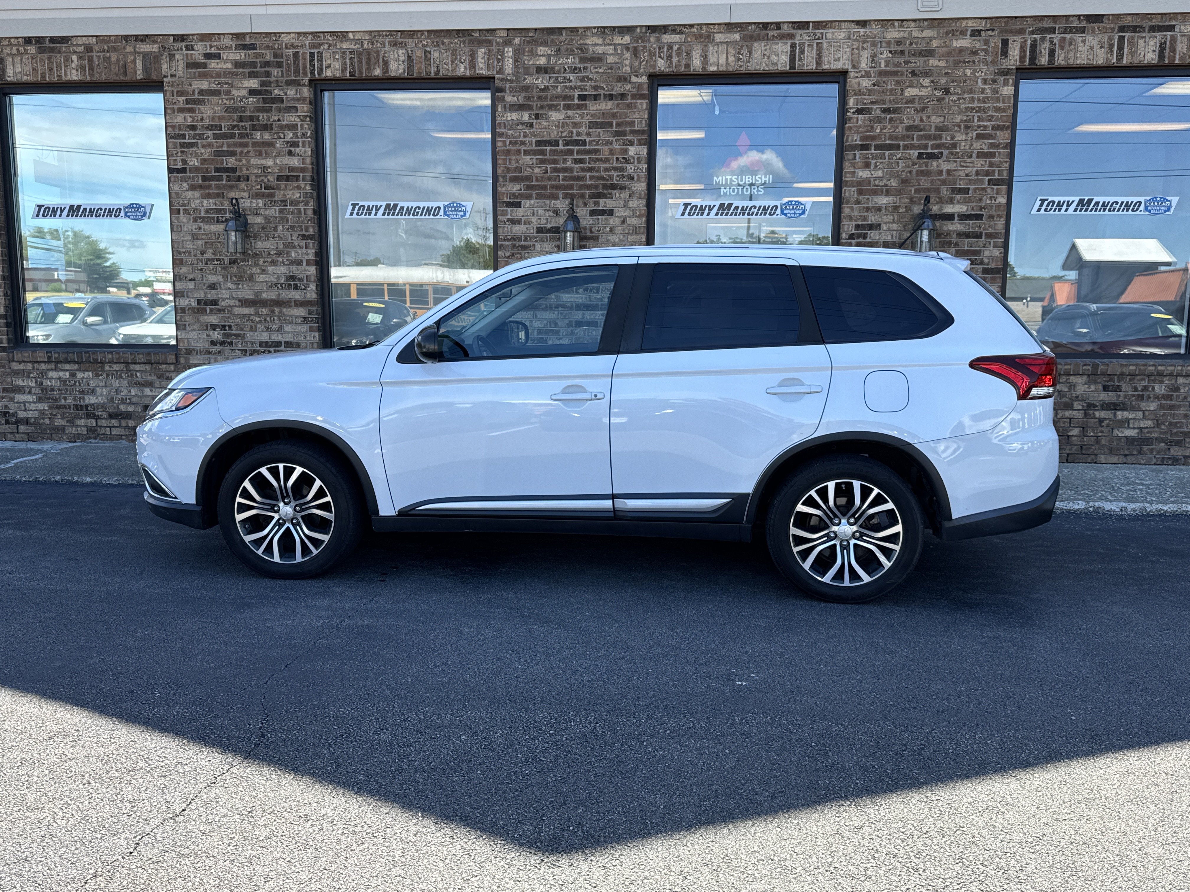 Used 2016 Mitsubishi Outlander ES FWD image 2