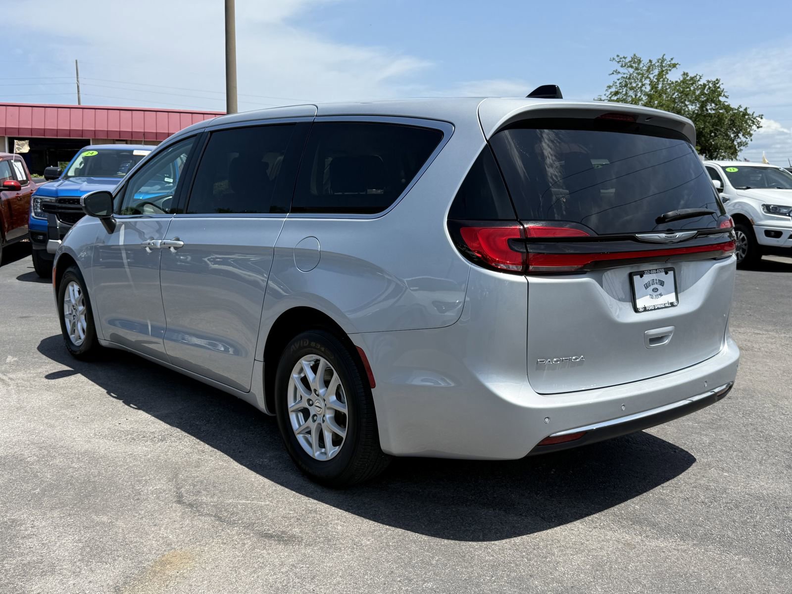 Used 2023 Chrysler Pacifica Touring-L FWD image 6