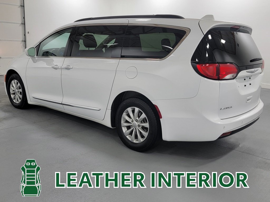 Used 2017 Chrysler Pacifica Touring-L FWD image 6