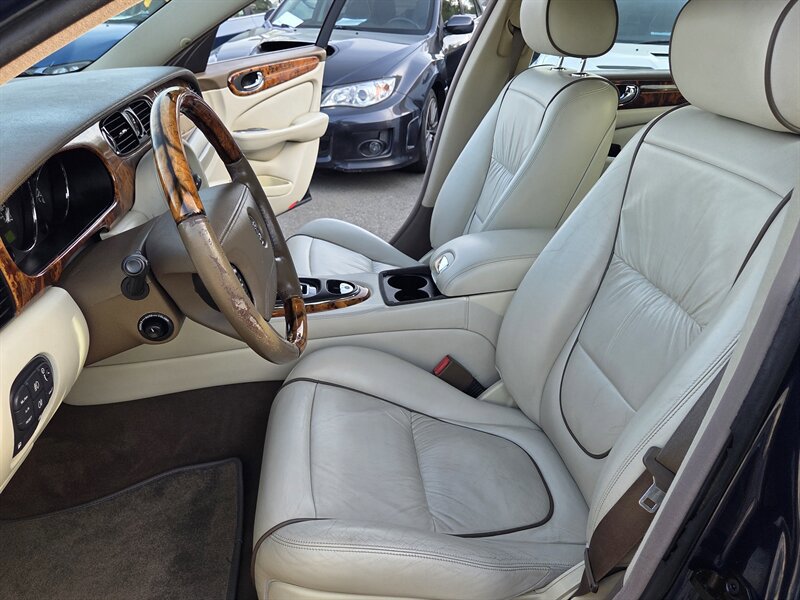 Used 2006 Jaguar XJ8 image 15
