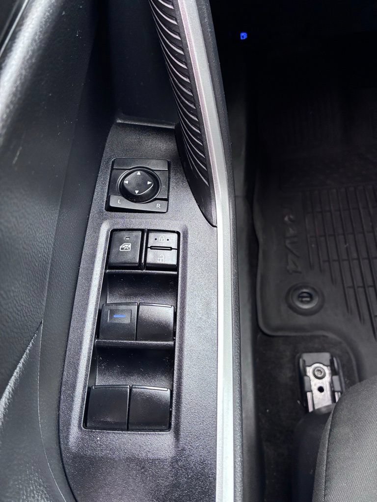 Used 2021 Toyota RAV4 LE AWD/4WD image 25