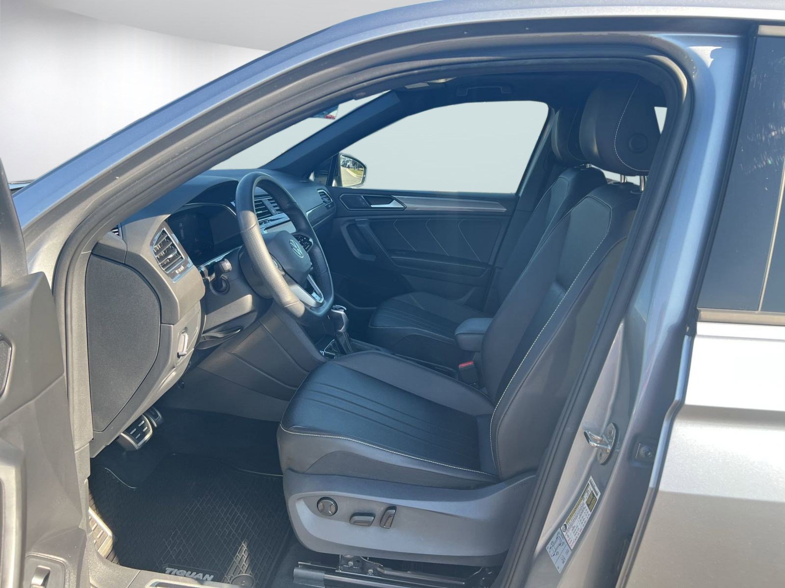 Used 2022 Volkswagen Tiguan SE R-Line FWD image 5