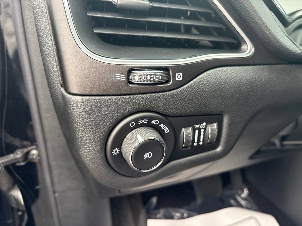 Used 2019 Jeep Cherokee Trailhawk w/ Cold Weather Group AWD/4WD image 21