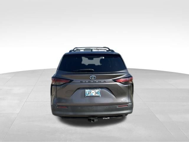 Used 2021 Toyota Sienna XLE w/ XLE Plus Package FWD image 4