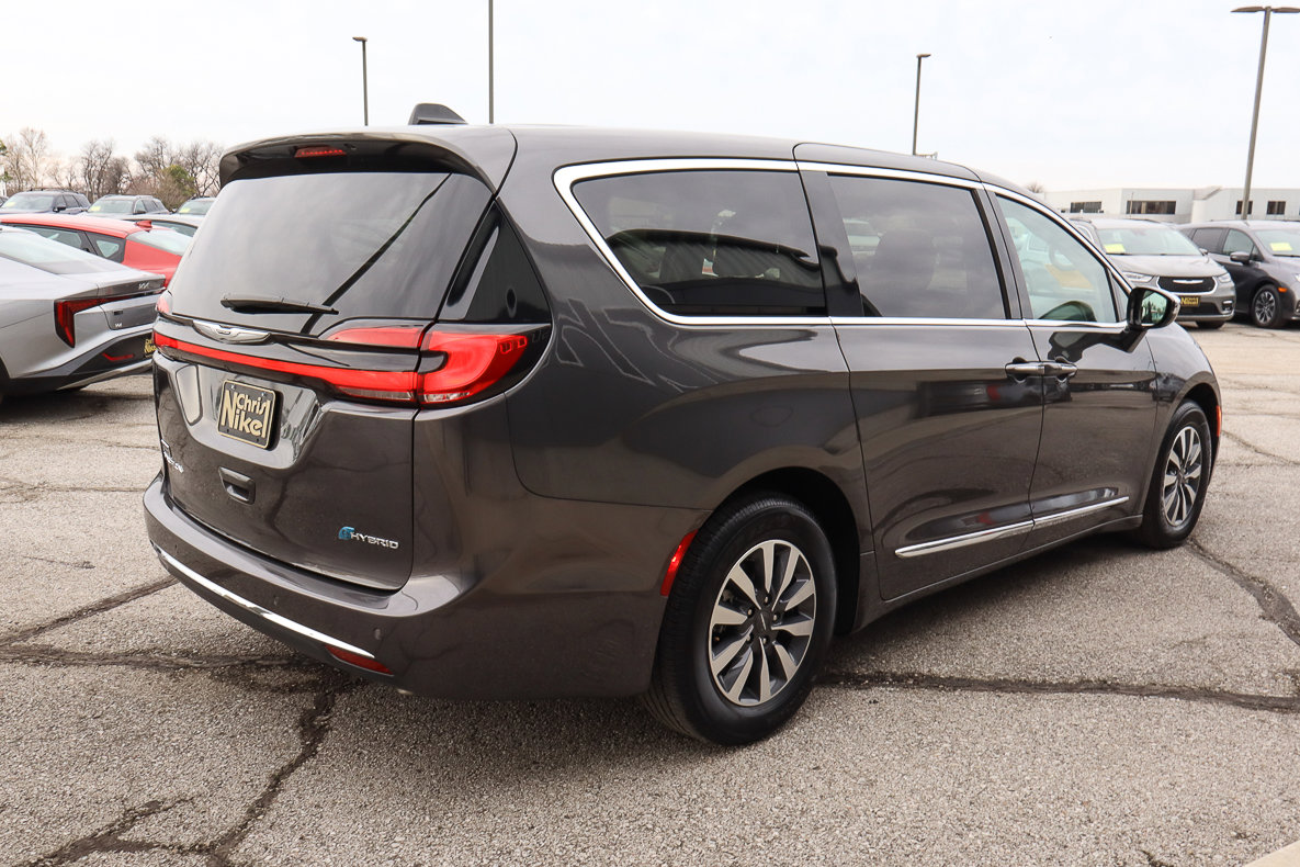 Used 2023 Chrysler Pacifica Limited image 4