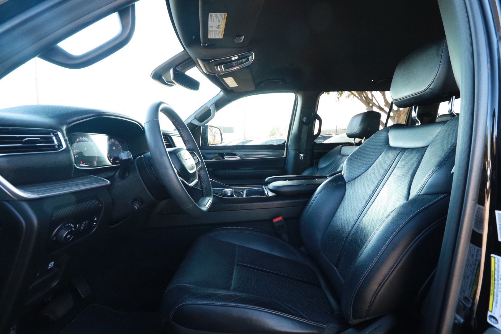 Used 2024 Jeep Wagoneer L Series II RWD image 17