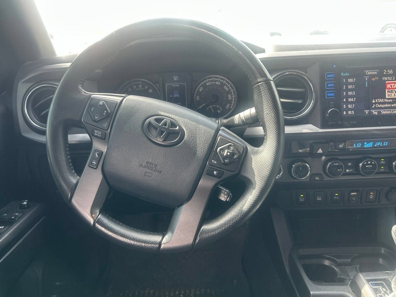 Used 2017 Toyota Tacoma TRD Off-Road w/ Premium & Technology Package AWD/4WD image 10