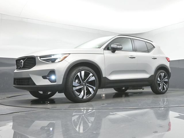Used 2024 Volvo XC40 B5 Plus w/ Protection Package Premier image 38