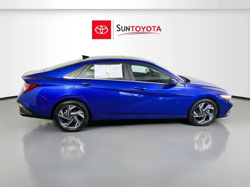 Used 2025 Hyundai Elantra SEL FWD image 2