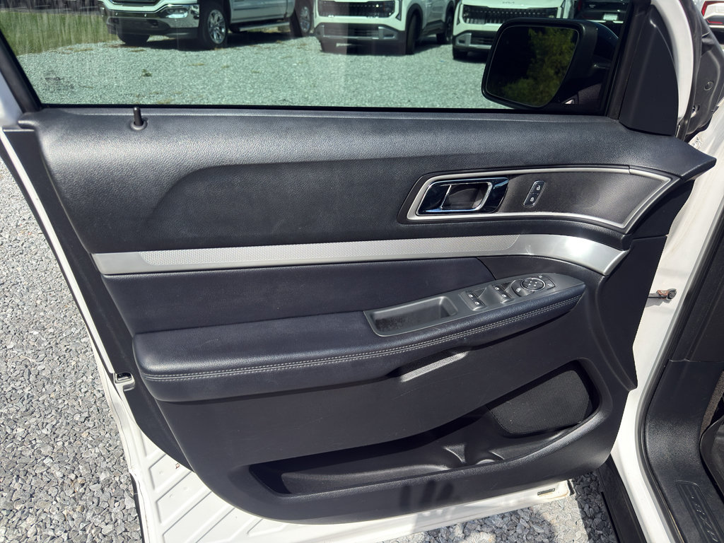 Used 2017 Ford Explorer XLT w/ Equipment Group 202A AWD/4WD image 17