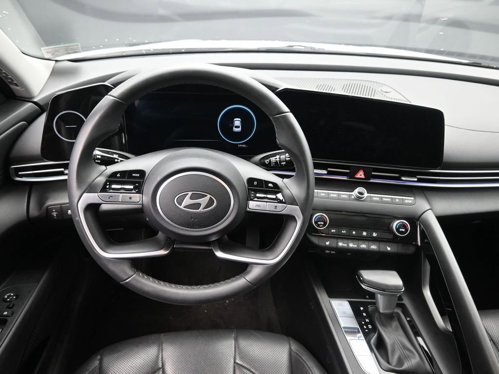 Certified 2025 Hyundai Elantra Limited FWD image 23