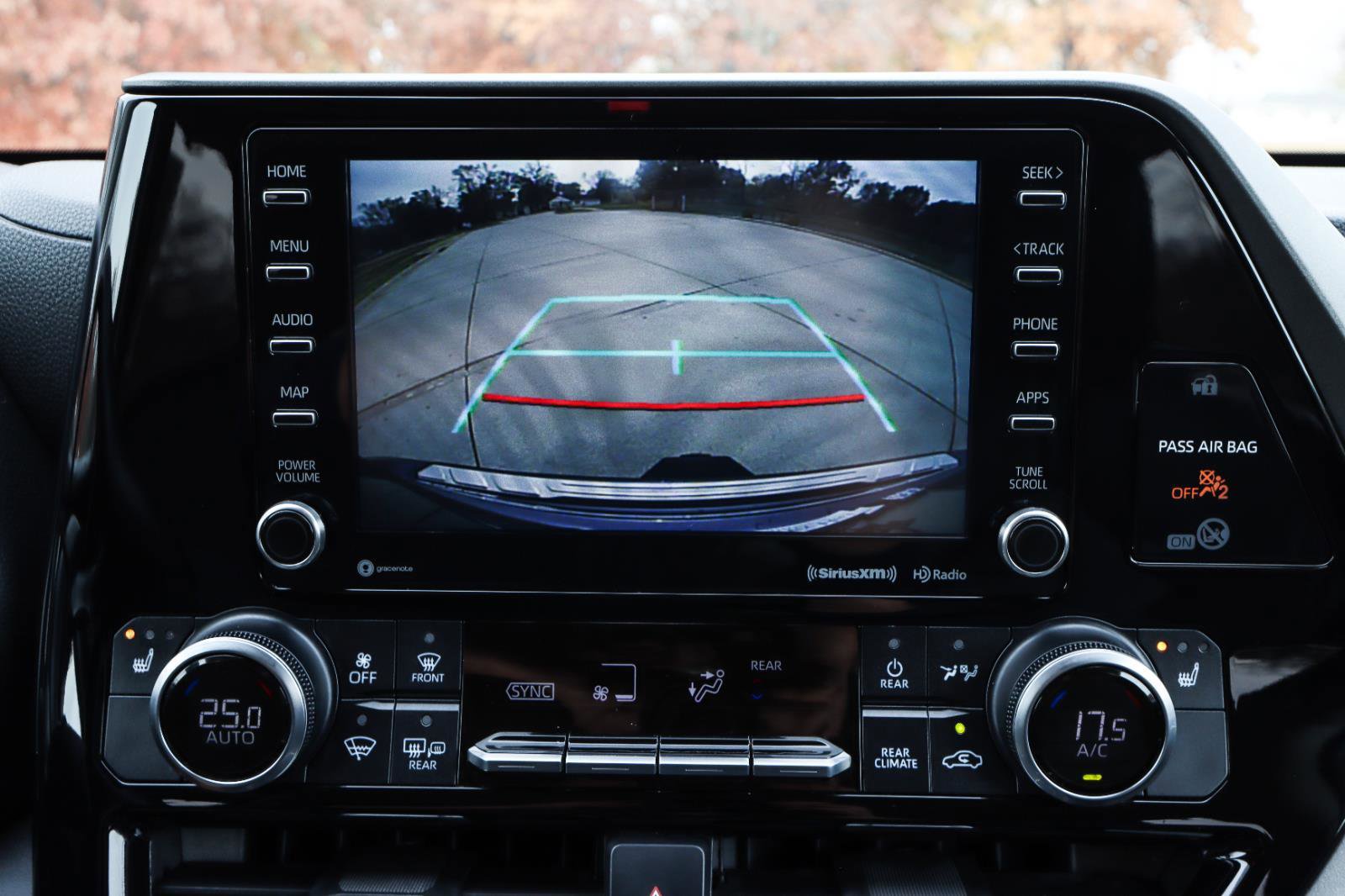 Used 2020 Toyota Highlander XLE image 9