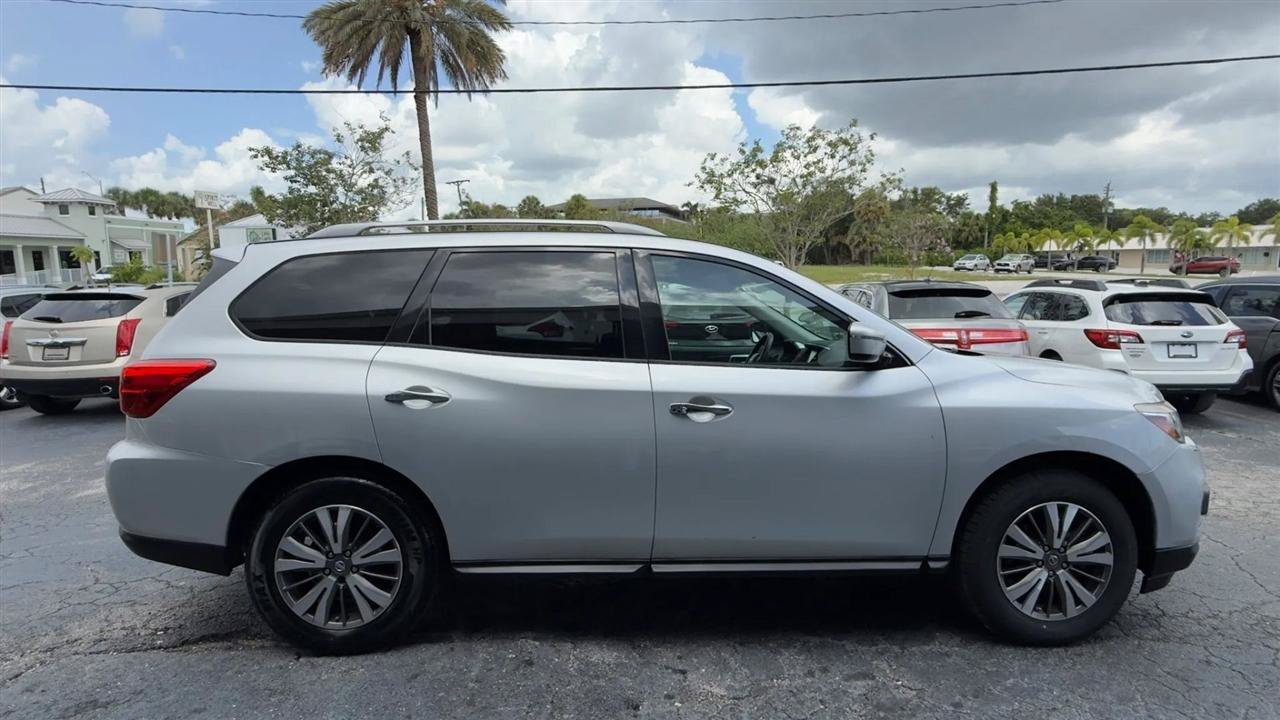 Used 2017 Nissan Pathfinder SV FWD image 6