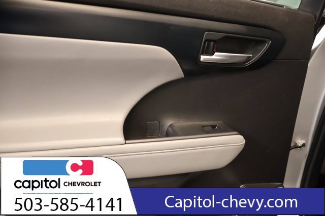 Used 2022 Toyota Highlander XLE AWD/4WD image 29