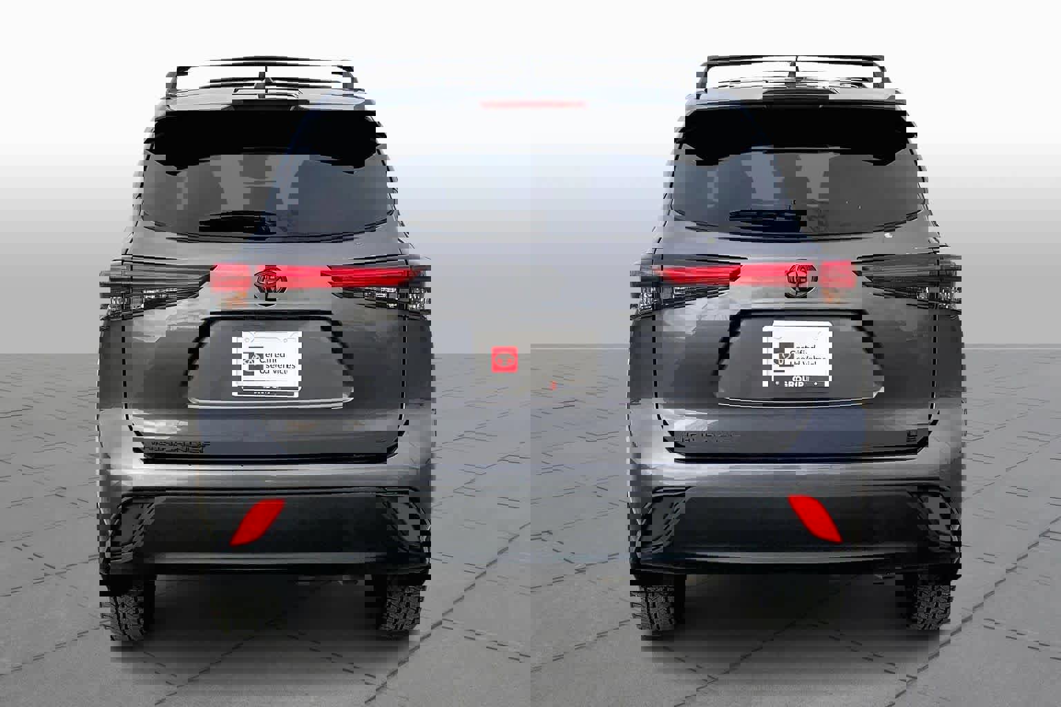 Used 2023 Toyota Highlander LE image 4