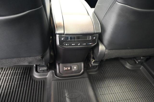 Used 2025 Toyota Highlander Platinum AWD/4WD image 29