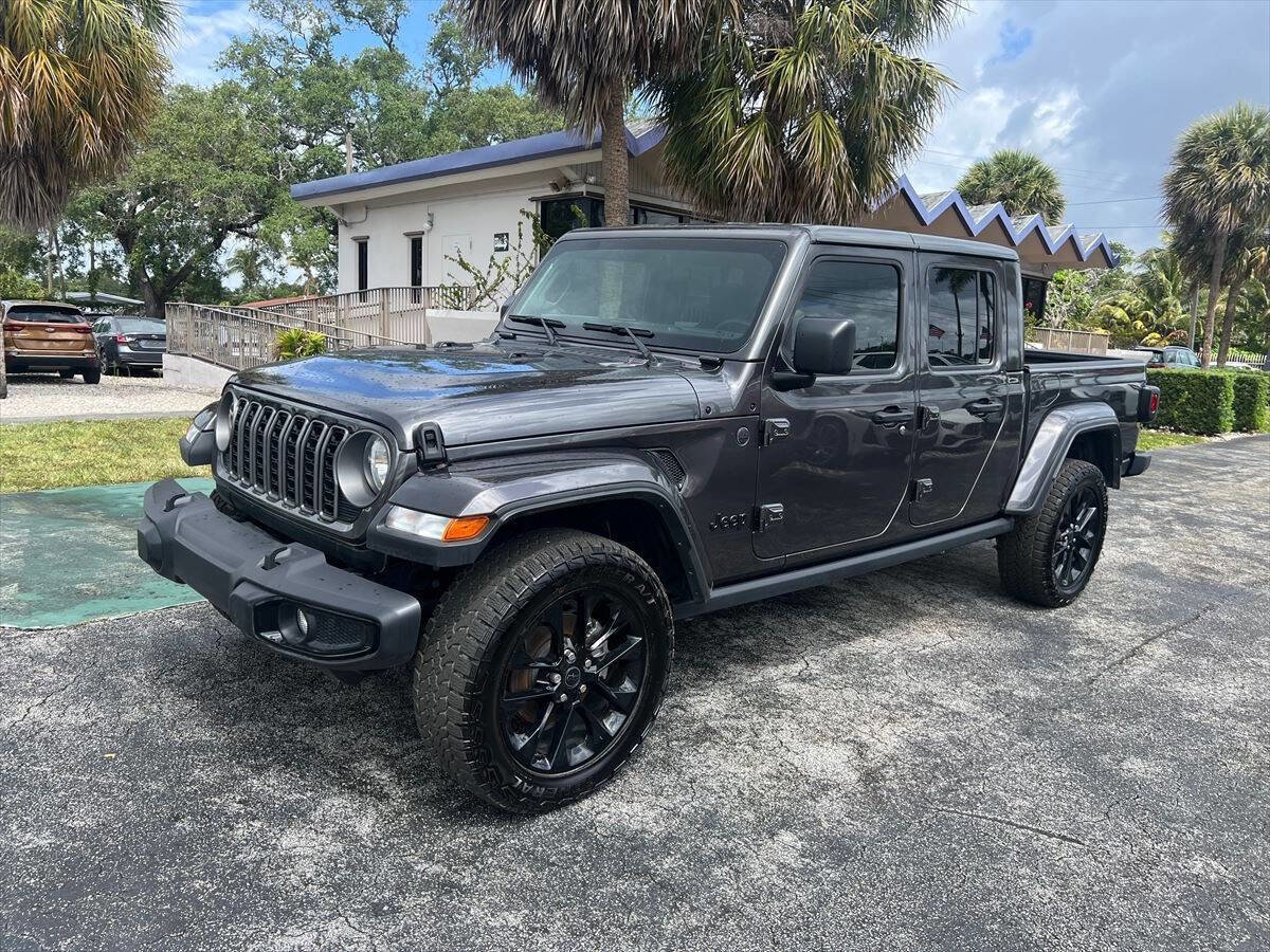 Used 2025 Jeep Gladiator Sport AWD/4WD image 2