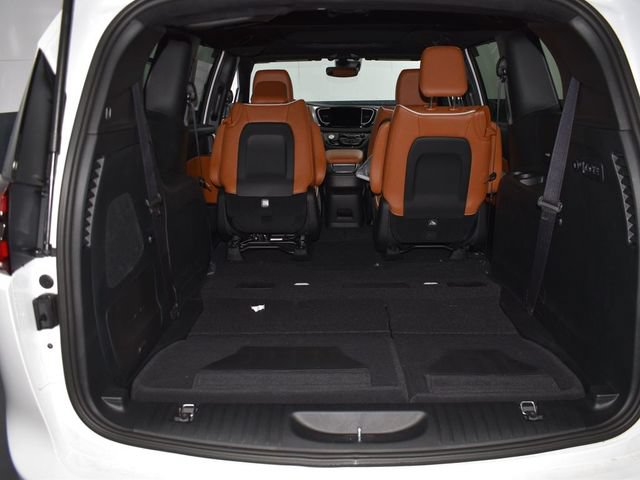New 2026 Chrysler Pacifica Pinnacle w/ Trailer Tow Group AWD/4WD image 38