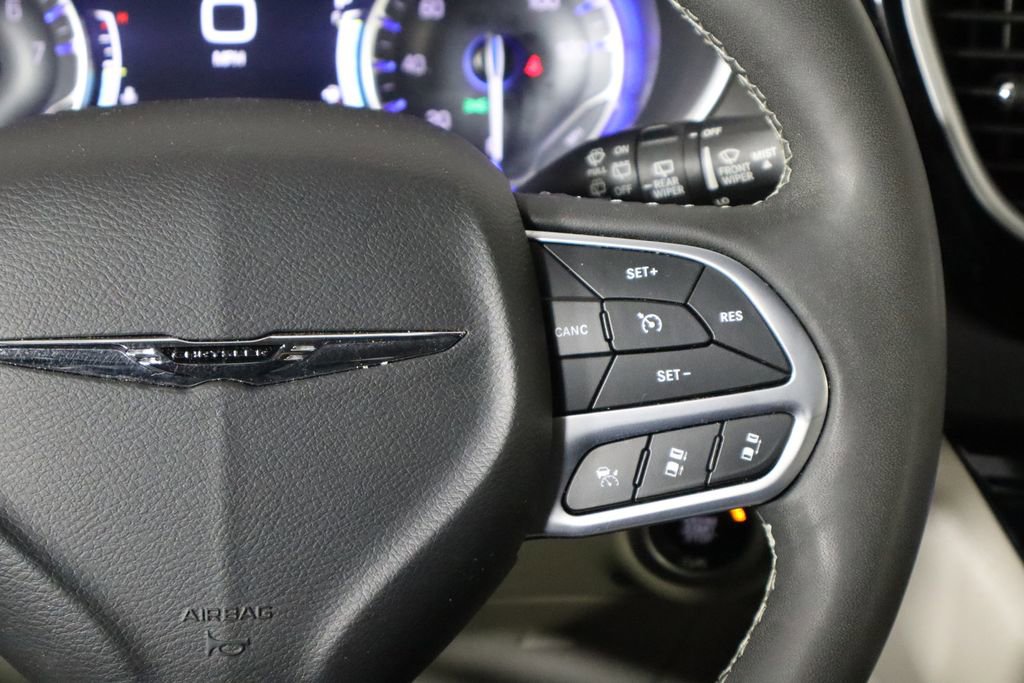 Used 2023 Chrysler Pacifica Touring-L image 10