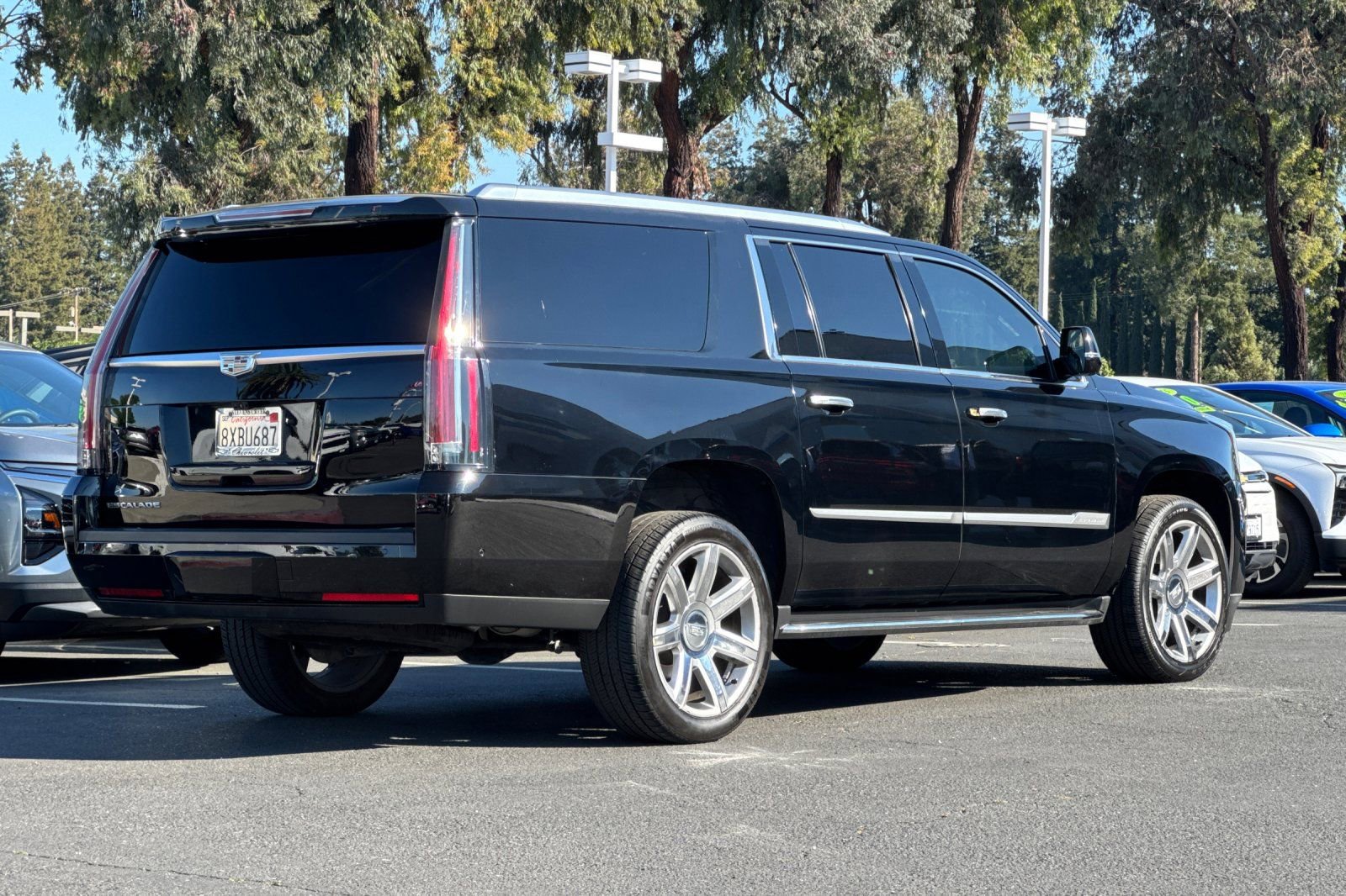 Used 2018 Cadillac Escalade ESV Premium Luxury image 5