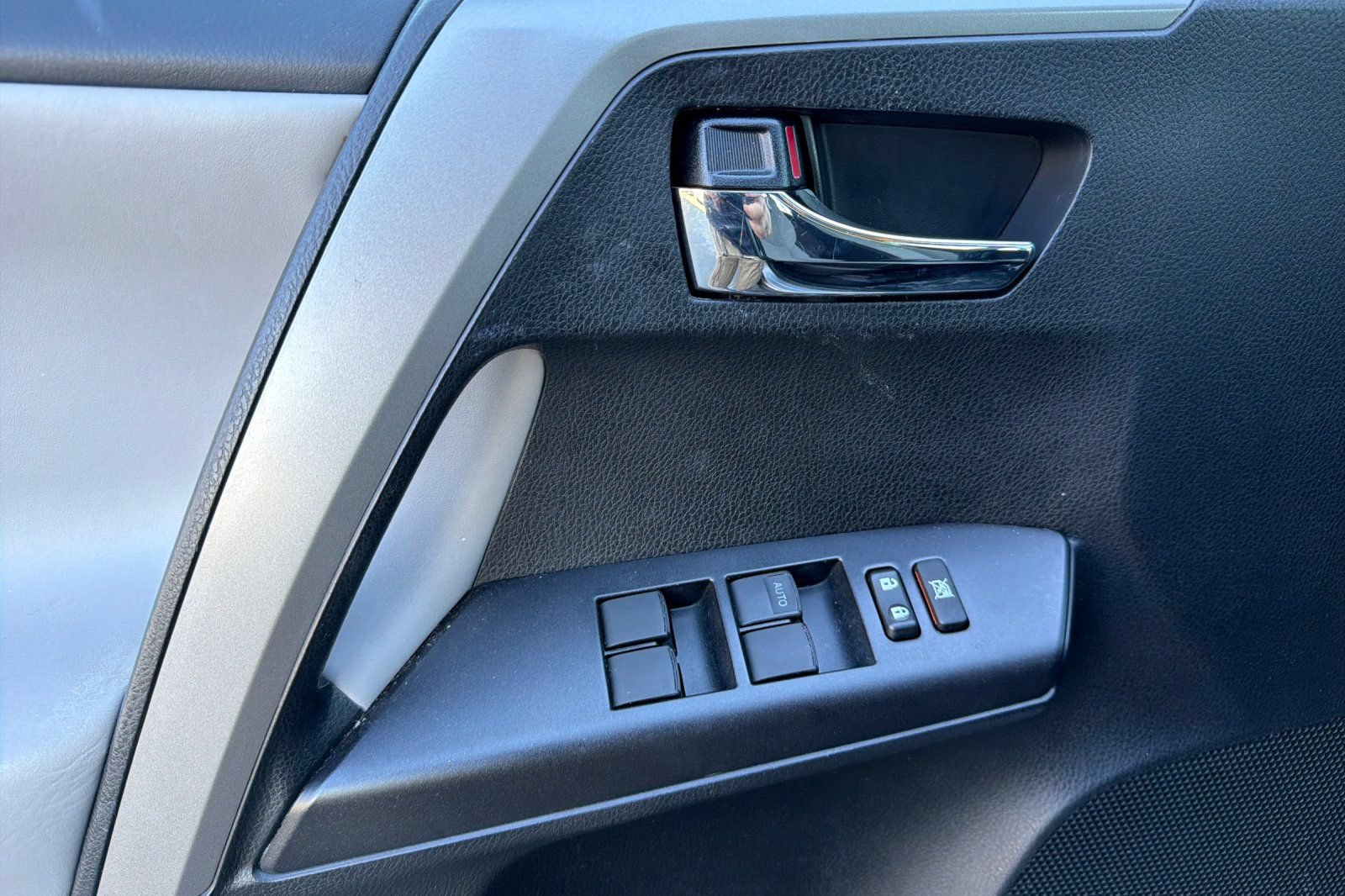 Used 2018 Toyota RAV4 XLE FWD image 11