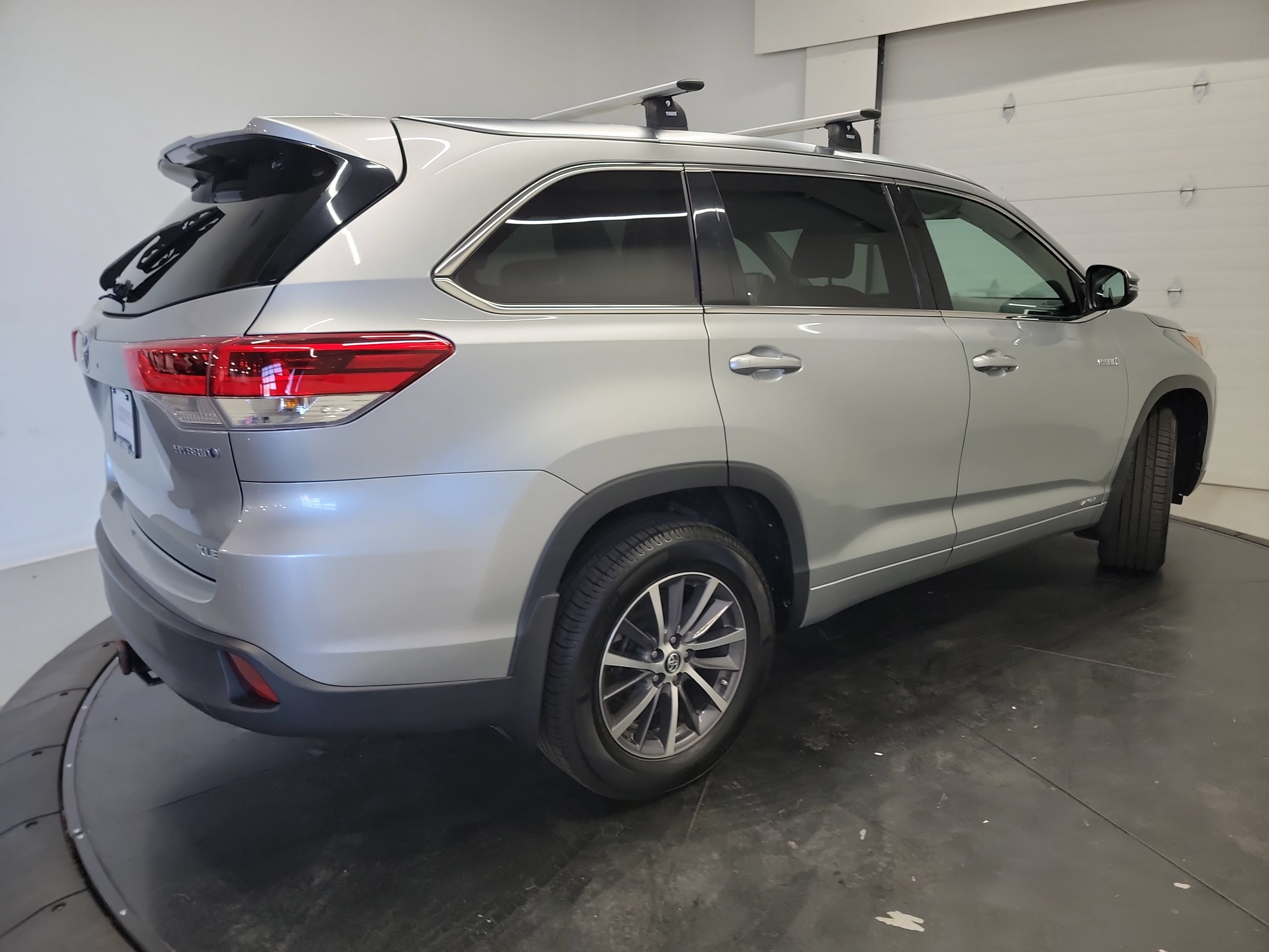 Used 2017 Toyota Highlander XLE w/ Carpet Mat Package AWD/4WD image 9