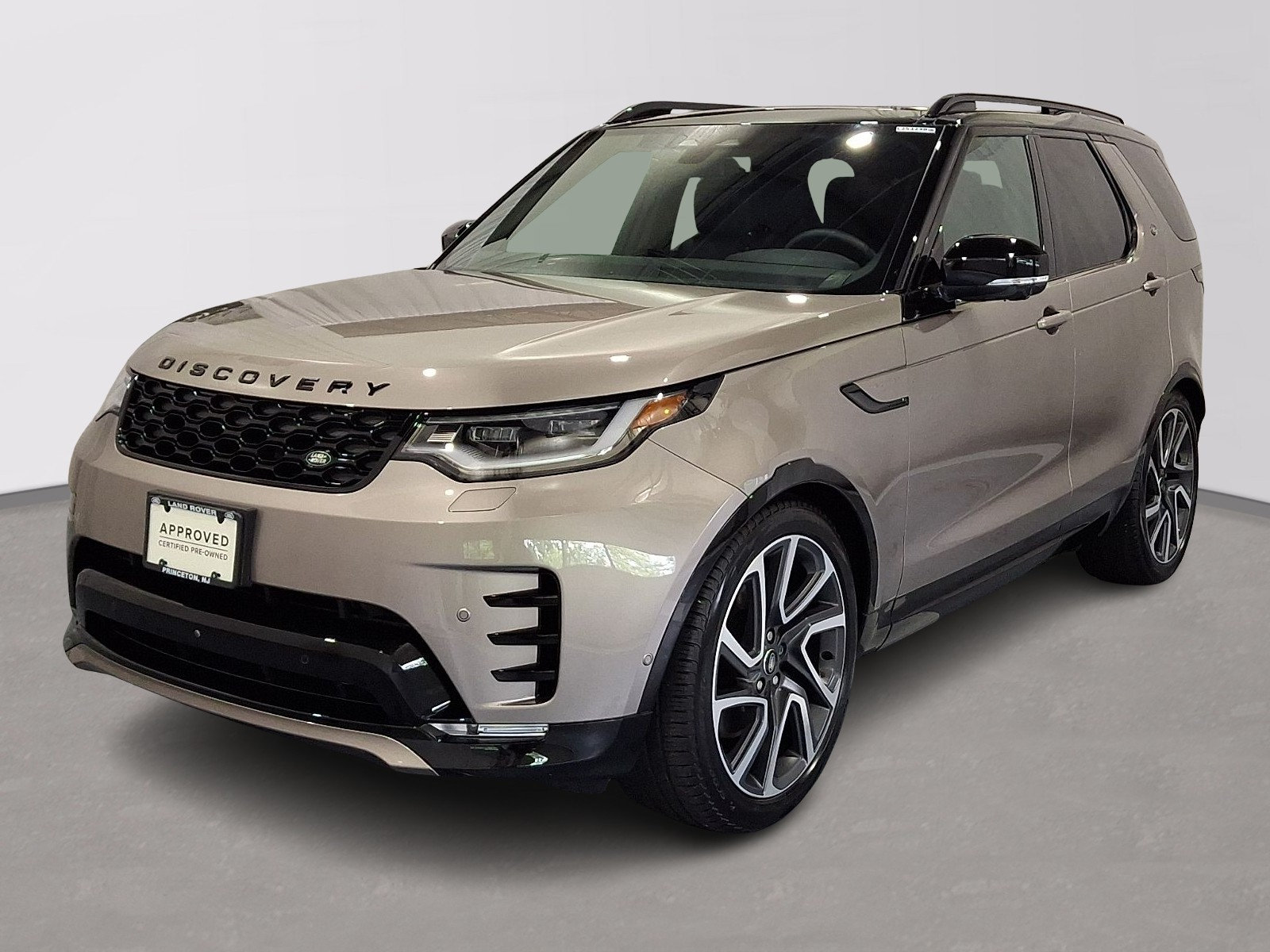 Certified 2025 Land Rover Discovery Dynamic SE AWD/4WD image 1