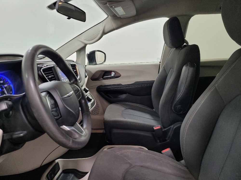 Used 2020 Chrysler Voyager L FWD image 17