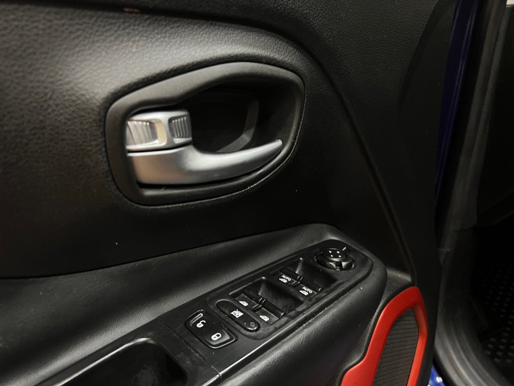 Used 2017 Jeep Renegade Trailhawk w/ Premium Trailhawk Package AWD/4WD image 20