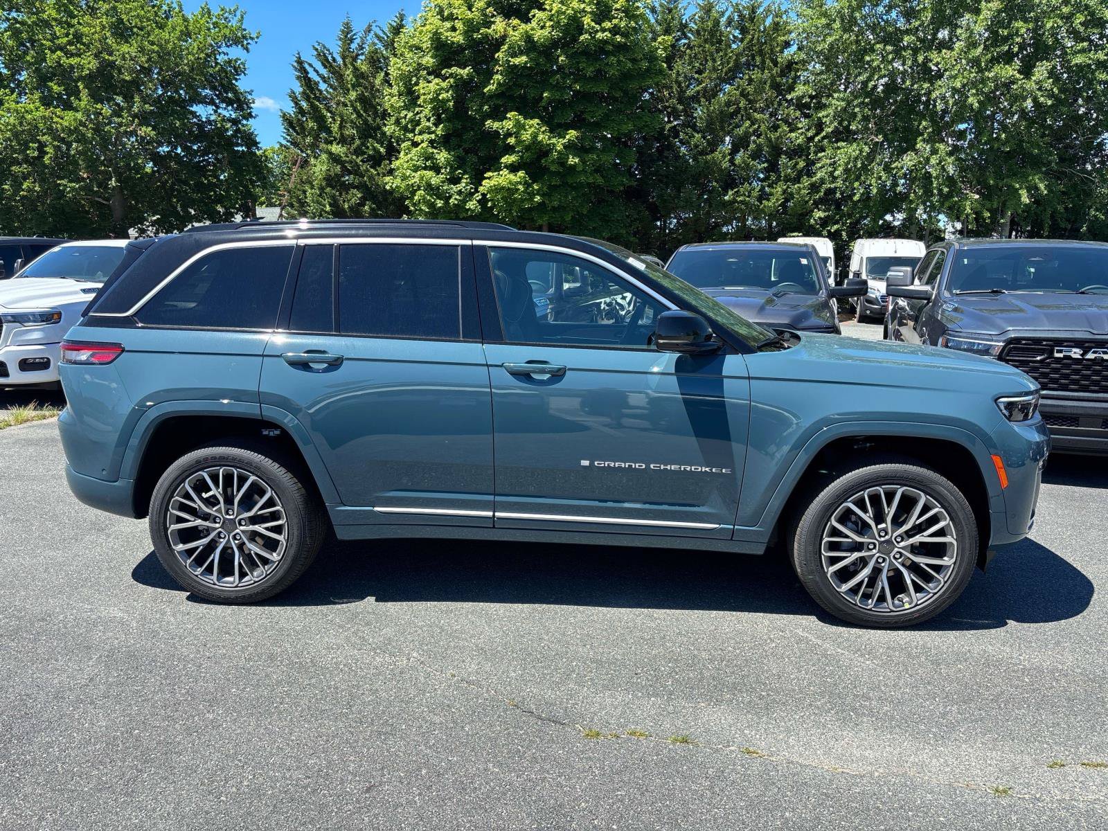New 2026 Jeep Grand Cherokee Summit AWD/4WD image 2