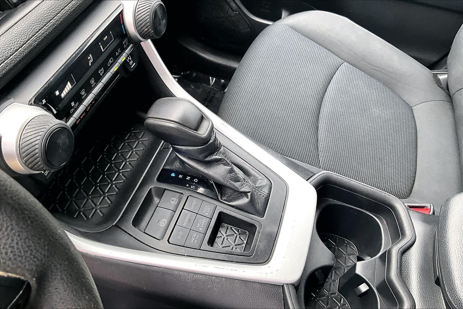 Used 2021 Toyota RAV4 LE AWD/4WD image 16