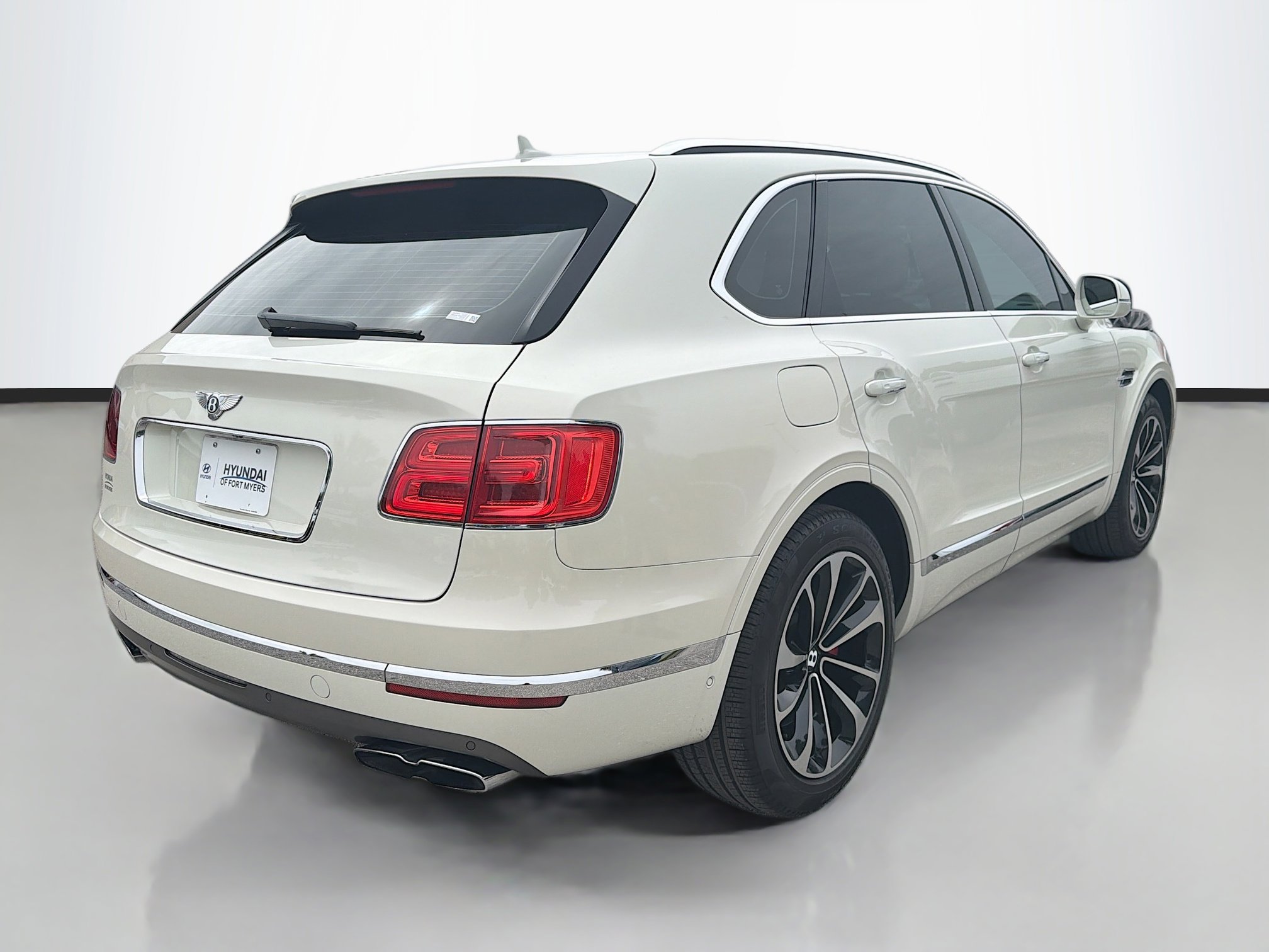 Used 2019 Bentley Bentayga image 3