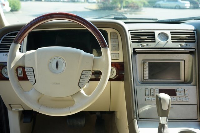 Used 2004 Lincoln Navigator Luxury image 12
