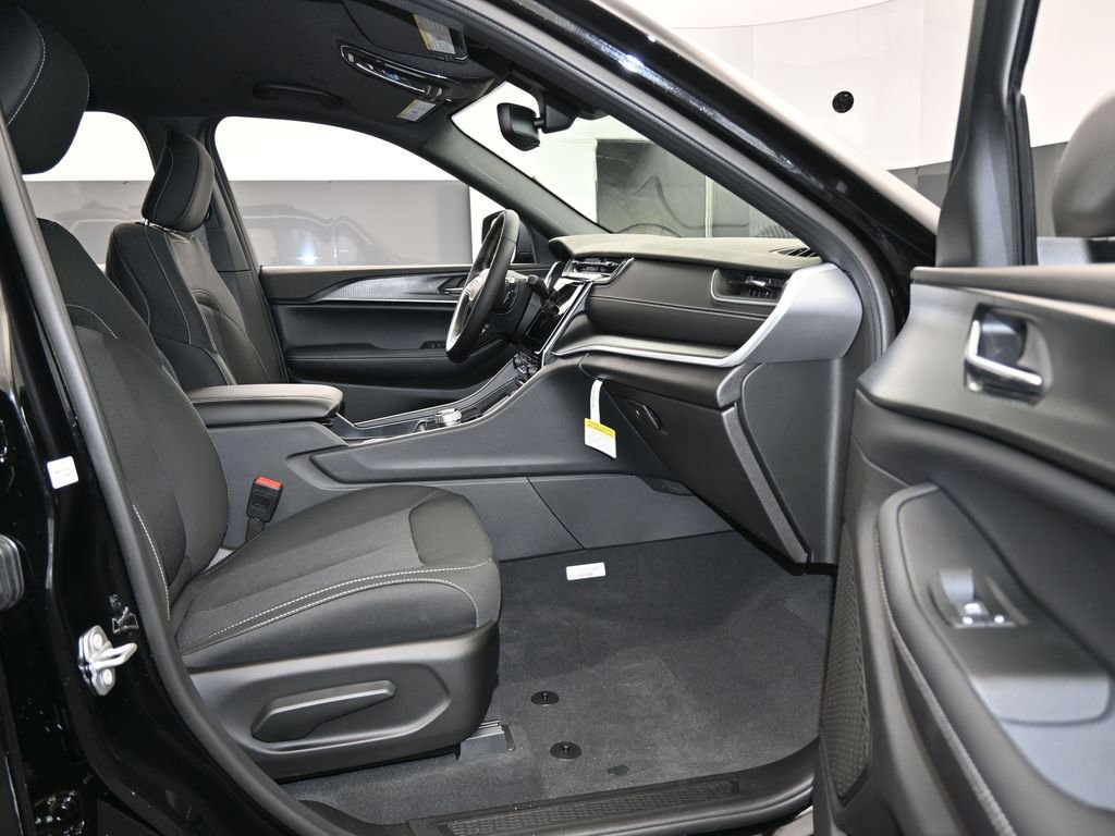 Used 2024 Jeep Grand Cherokee L Laredo w/ Luxury Tech Group I image 32