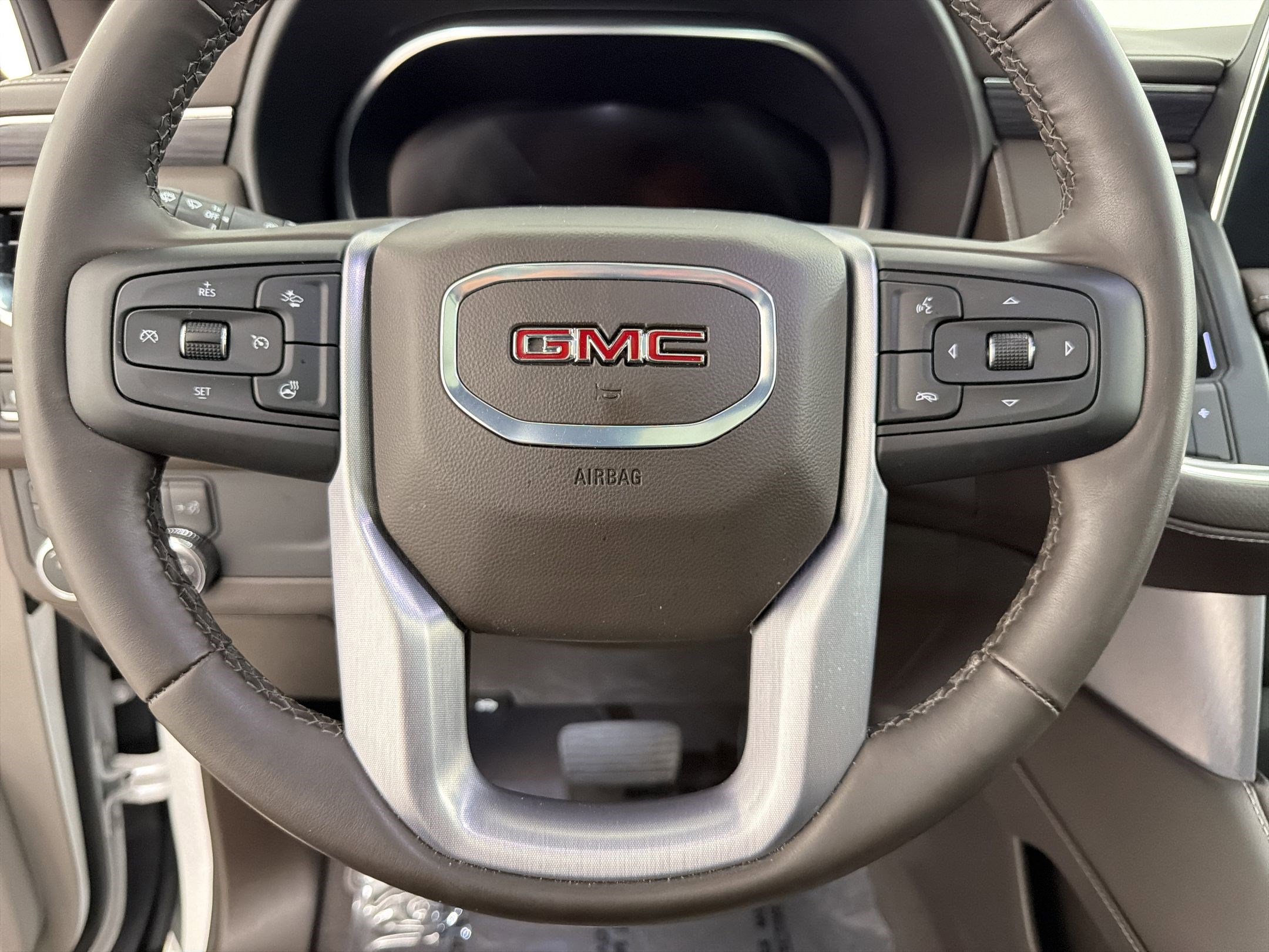 Used 2024 GMC Yukon XL SLT w/ SLT Premium Package AWD/4WD image 17