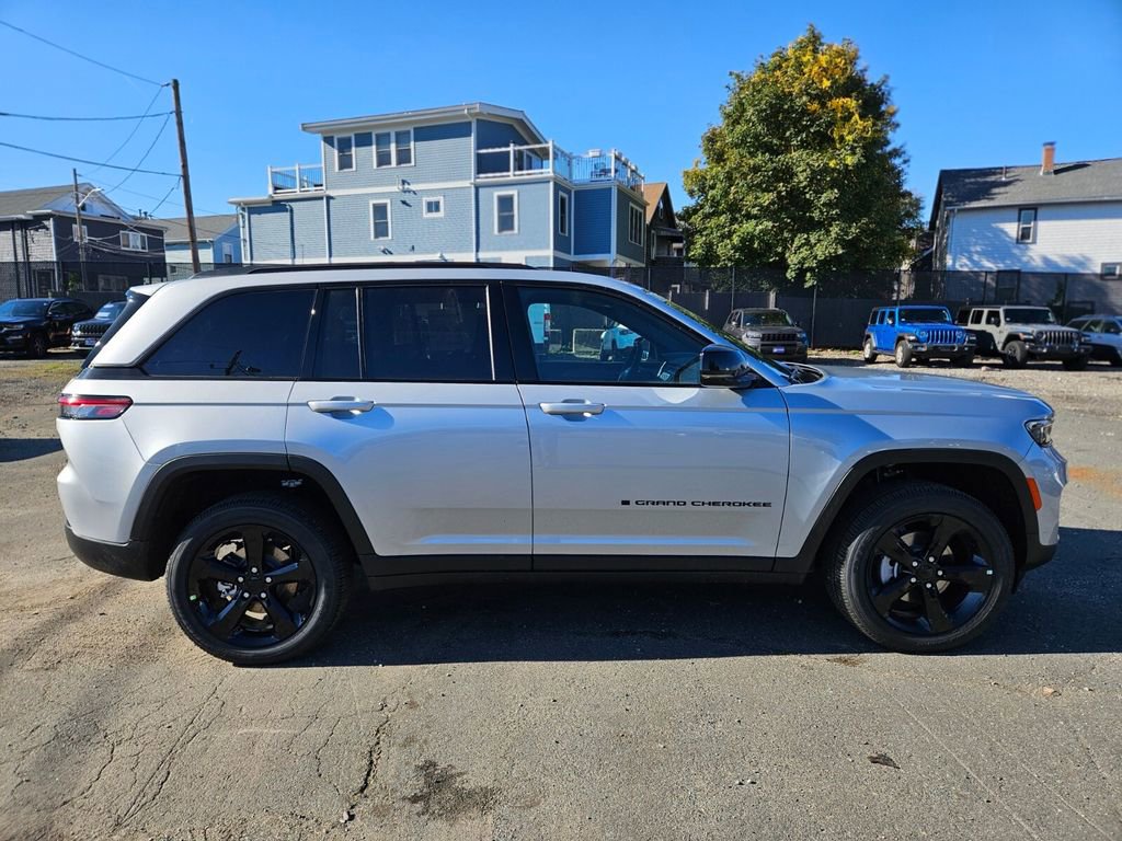 New 2025 Jeep Grand Cherokee Altitude image 6