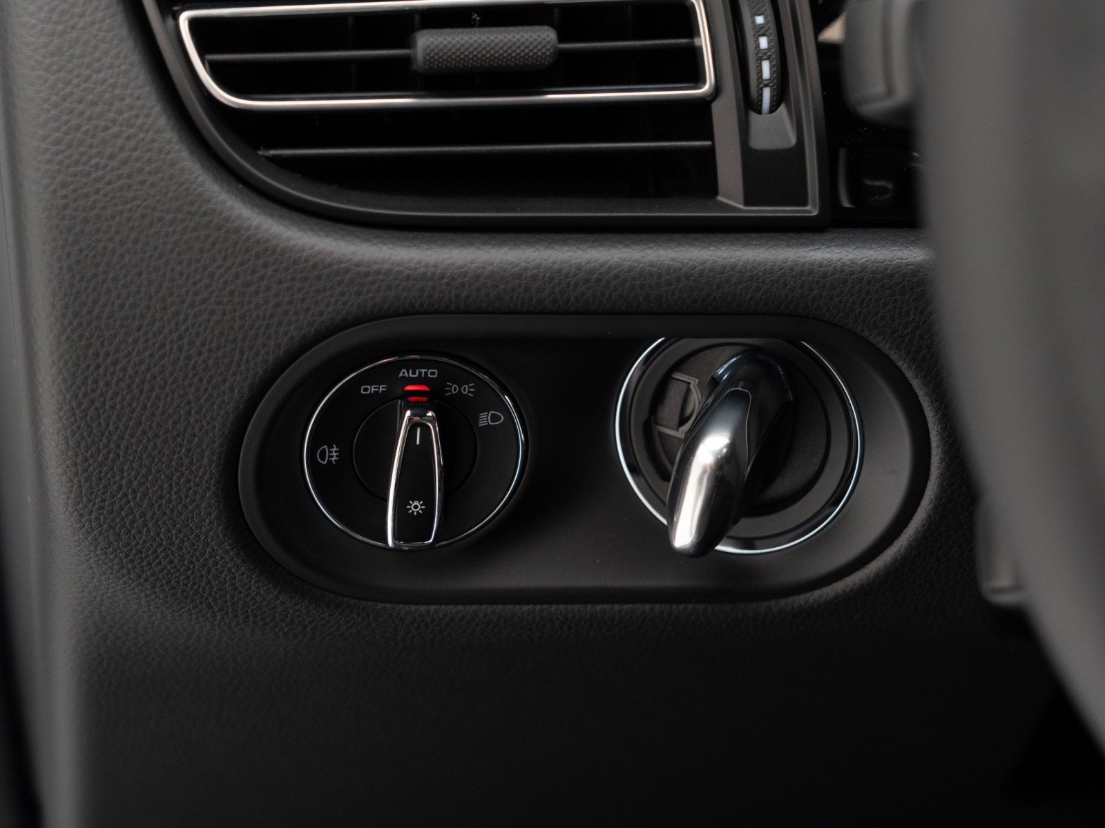 New 2026 Porsche Macan Turbo image 32