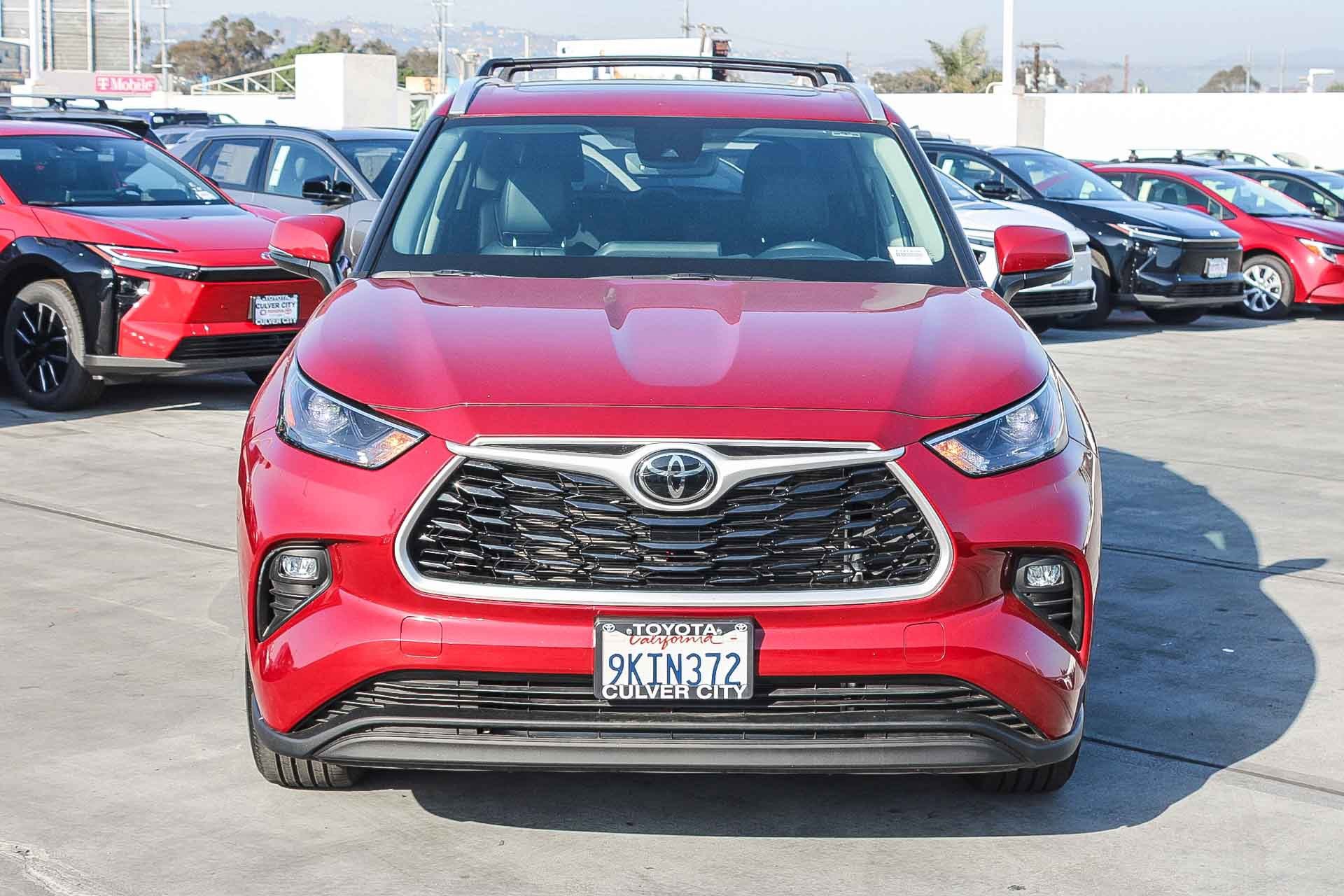 Certified 2023 Toyota Highlander XLE image 2