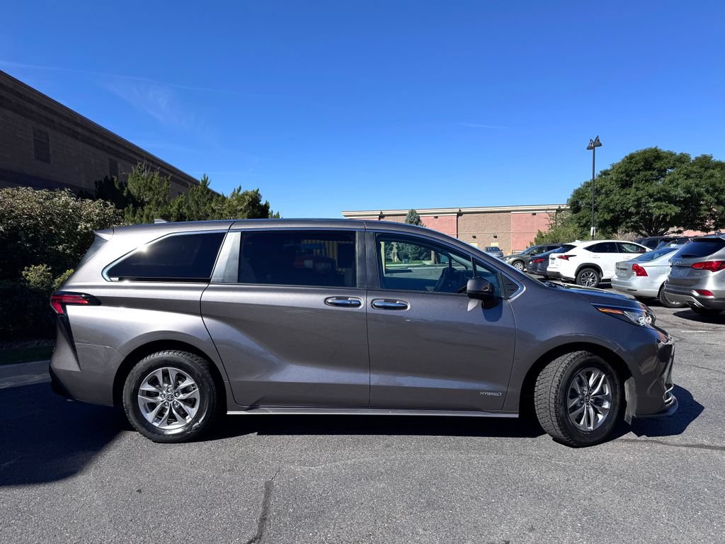 Used 2021 Toyota Sienna XLE AWD/4WD image 6
