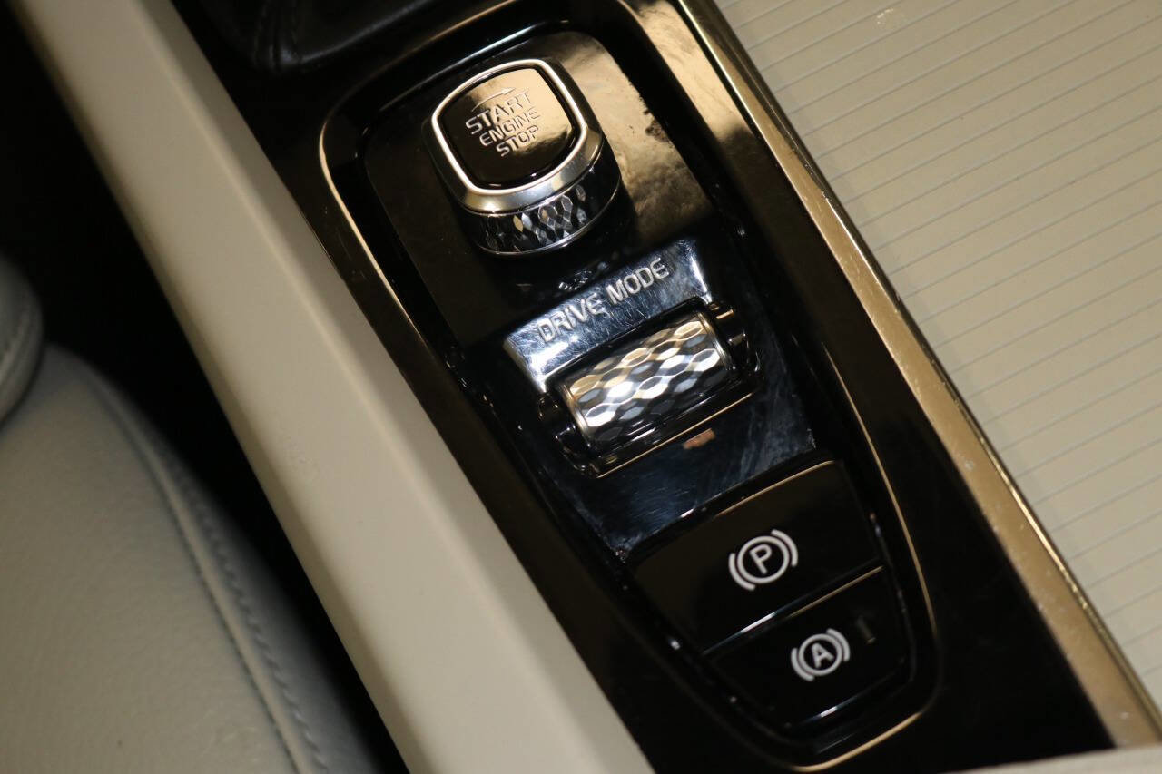 Used 2019 Volvo XC60 T5 Momentum w/ Premium Package AWD/4WD image 40