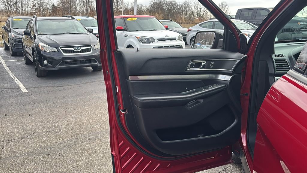 Used 2018 Ford Explorer XLT w/ Equipment Group 202A image 11