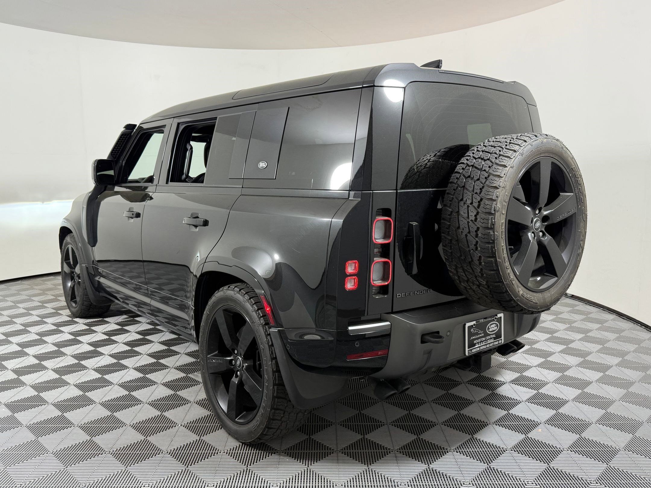 Used 2022 Land Rover Defender 110 V8 image 3