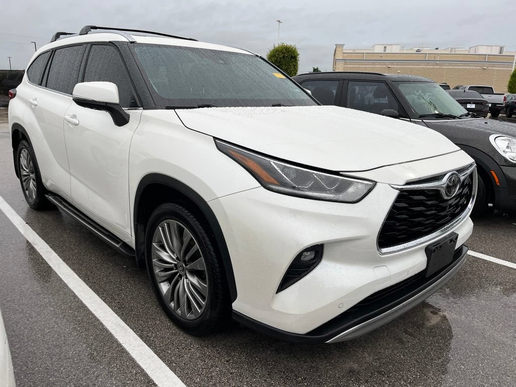 Used 2021 Toyota Highlander Platinum FWD image 2
